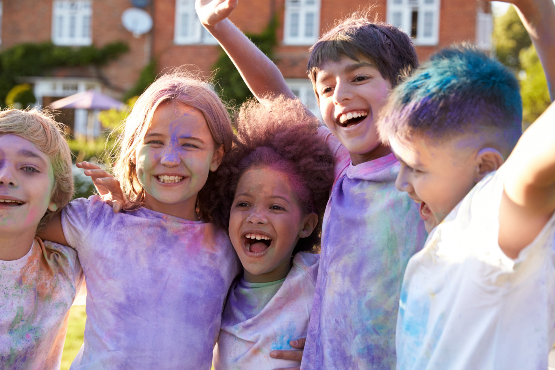 5 élèves du primaire qui s'amusent et rient à l'extérieur