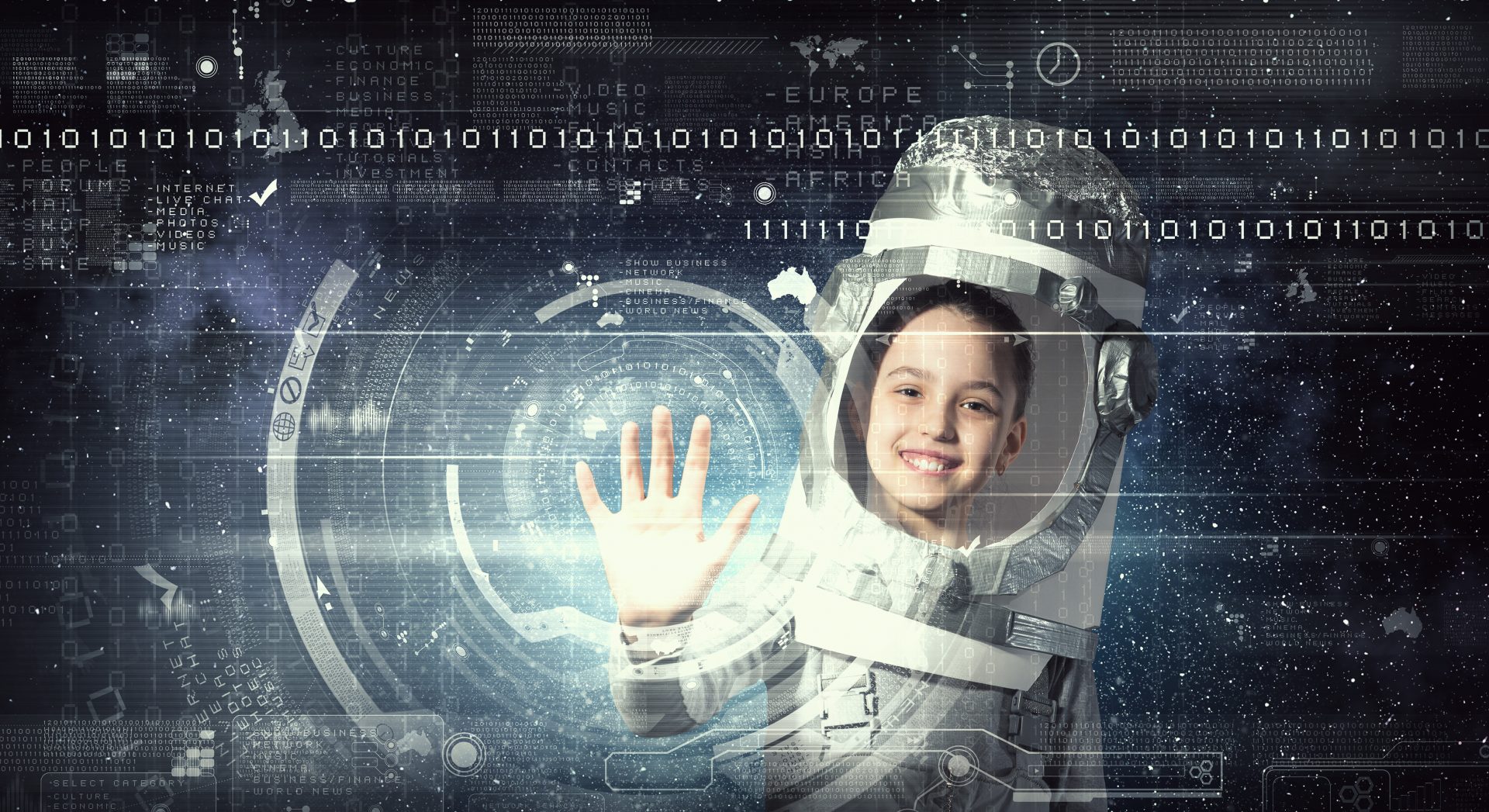 Enfant avec un habit d'astronaute qui joue dans un jeu virtuel